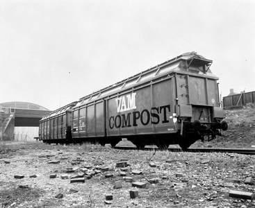 803883 Afbeelding van twee kleppenwagens van VAM Compost voor het vervoer van huisvuil.